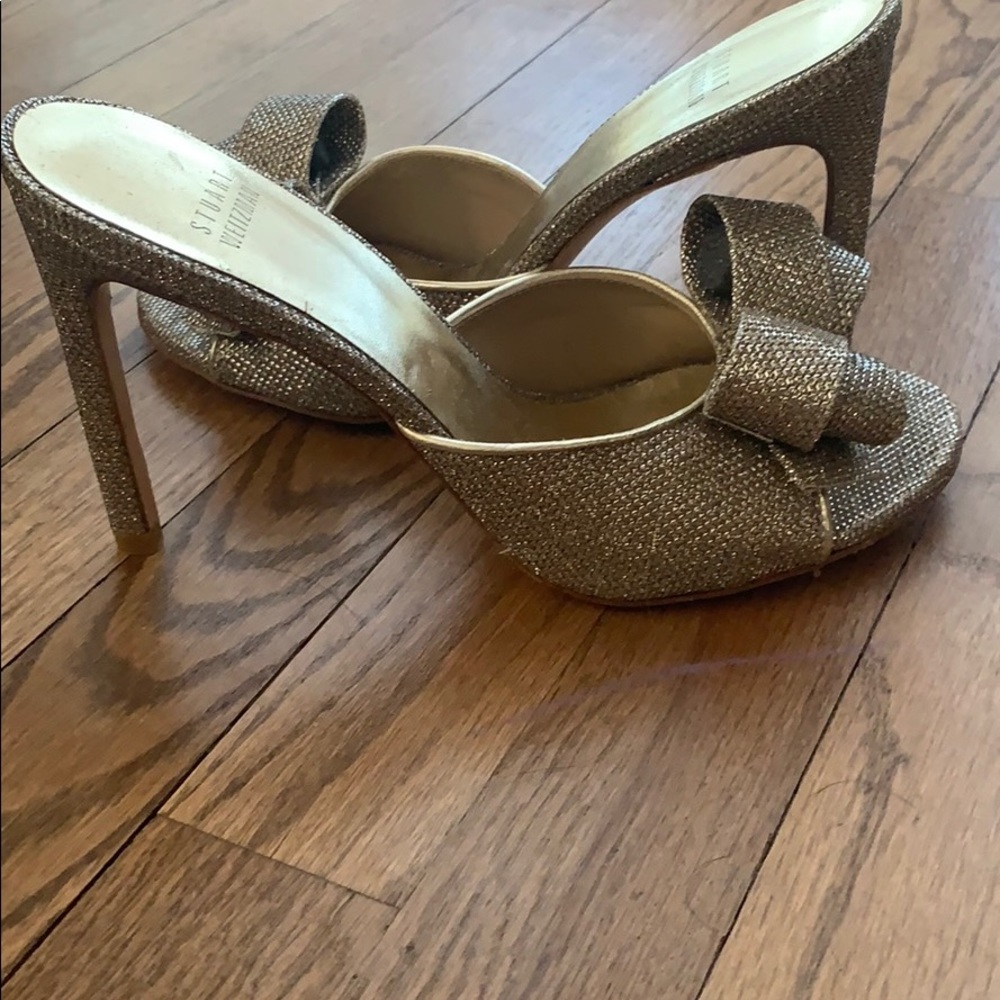 Stuart Weizmann gold sparkle slide shoe. Size 8.